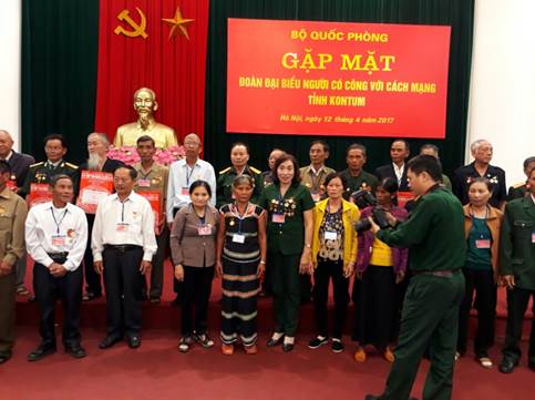 Đoàn Người có công tiêu biểu tỉnh Kon Tum gặp mặt lãnh đạo Đảng, Nhà nước và tham quan một số tỉnh.